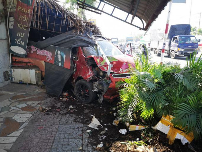 The car crashes a series of motorcycles, collapses the cafe along the road - 5