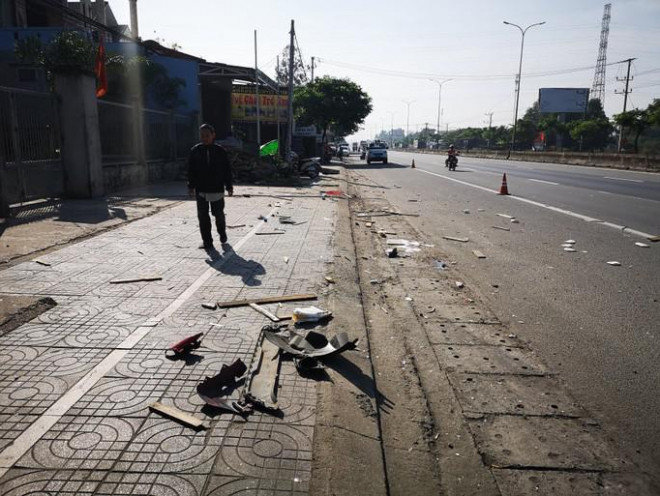 The car crashed a series of motorcycles, the road cafe collapsed - 4