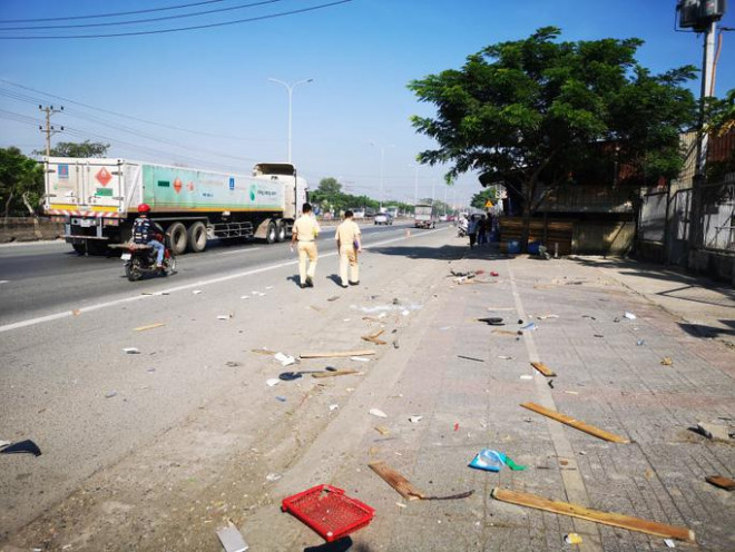 The car collided with a series of motorcycles, collapsed the cafeteria along the highway - 7