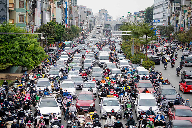 Sau gần 1 tháng thông xe đường vành đai 2 trên cao, nút giao Ngã Tư Sở vẫn ùn tắc kinh hoàng - 1