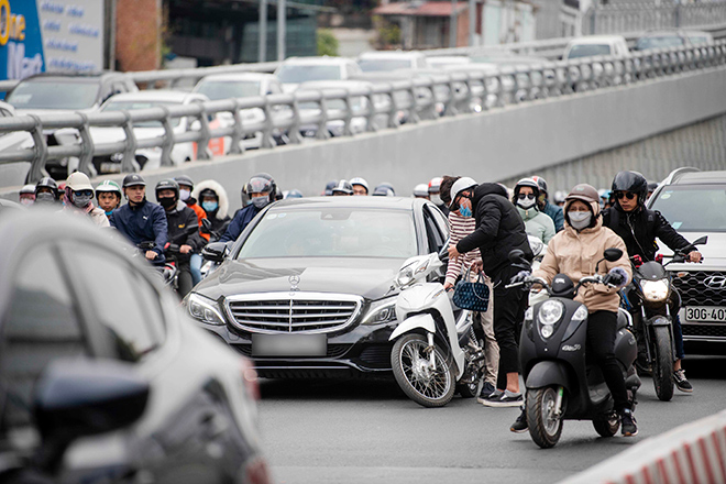 Sau gần 1 tháng thông xe đường vành đai 2 trên cao, nút giao Ngã Tư Sở vẫn ùn tắc kinh hoàng - 8