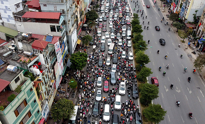 Sau gần 1 tháng thông xe đường vành đai 2 trên cao, nút giao Ngã Tư Sở vẫn ùn tắc kinh hoàng - 2