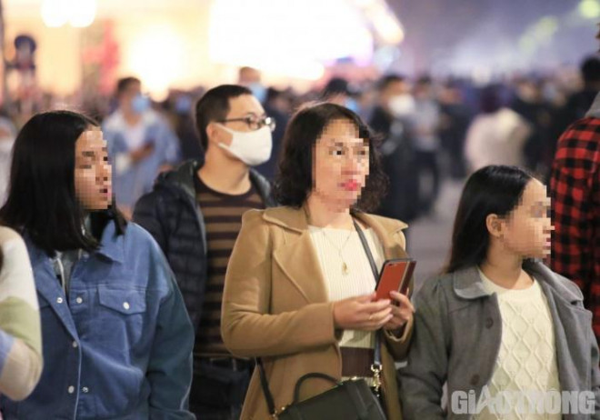 Phố đi bộ Hồ Gươm đông nghịt, nhiều người vẫn "quên" đeo khẩu trang - 2