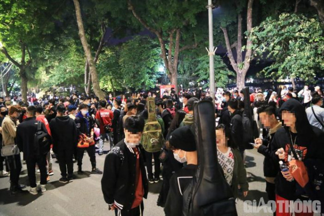 Phố đi bộ Hồ Gươm đông nghịt, nhiều người vẫn "quên" đeo khẩu trang - 5