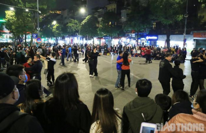 Phố đi bộ Hồ Gươm đông nghịt, nhiều người vẫn "quên" đeo khẩu trang - 6