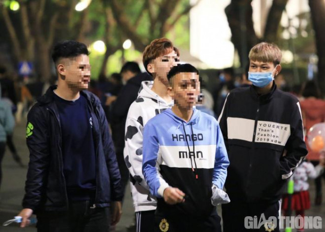 Phố đi bộ Hồ Gươm đông nghịt, nhiều người vẫn "quên" đeo khẩu trang - 3