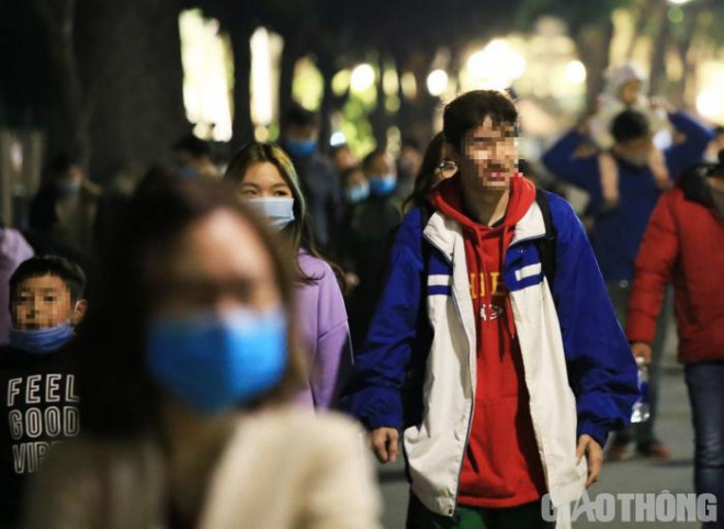 Phố đi bộ Hồ Gươm đông nghịt, nhiều người vẫn "quên" đeo khẩu trang - 4