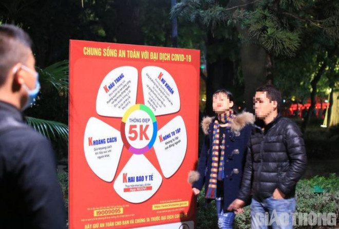 Phố đi bộ Hồ Gươm đông nghịt, nhiều người vẫn "quên" đeo khẩu trang - 9