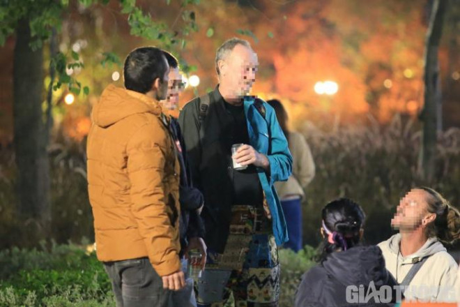 Phố đi bộ Hồ Gươm đông nghịt, nhiều người vẫn "quên" đeo khẩu trang - 7