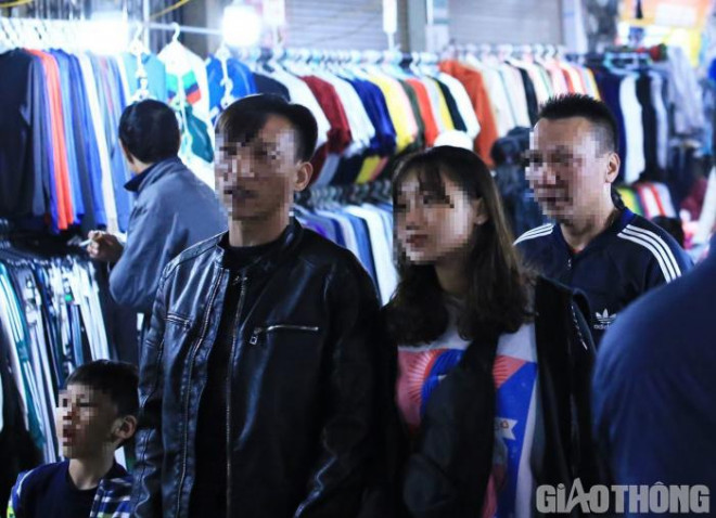 Phố đi bộ Hồ Gươm đông nghịt, nhiều người vẫn "quên" đeo khẩu trang - 11