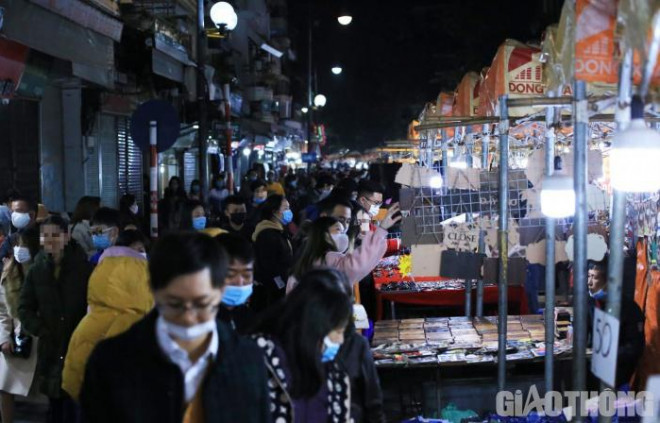 Phố đi bộ Hồ Gươm đông nghịt, nhiều người vẫn "quên" đeo khẩu trang - 10