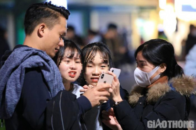 Phố đi bộ Hồ Gươm đông nghịt, nhiều người vẫn "quên" đeo khẩu trang - 8