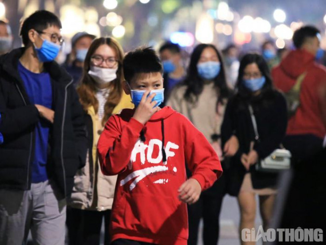 Phố đi bộ Hồ Gươm đông nghịt, nhiều người vẫn "quên" đeo khẩu trang - 13