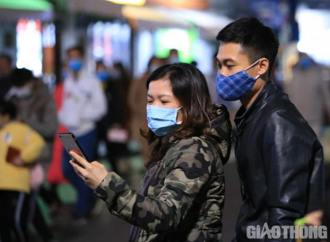 Phố đi bộ Hồ Gươm đông nghịt, nhiều người vẫn "quên" đeo khẩu trang - 12