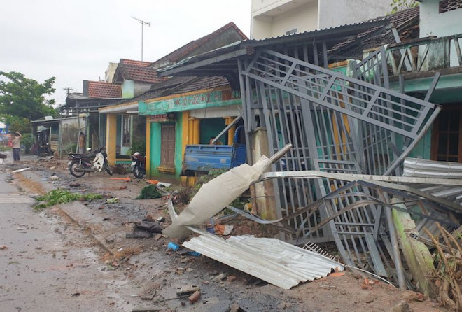 Kinh hoàng: Xe container mất lái lao vào 7 nhà dân - 2