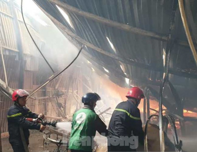 Công nhân bật khóc, ôm đồ tháo chạy khi lửa bao trùm 2 công ty - 4