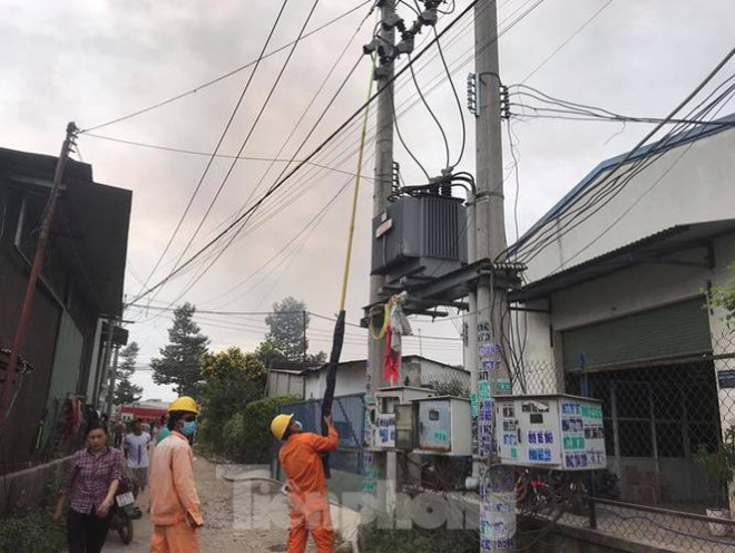 Công nhân bật khóc, ôm đồ tháo chạy khi lửa bao trùm 2 công ty - 7