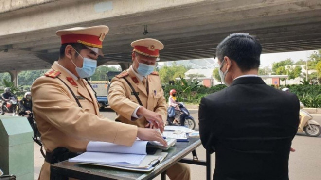 Tài xế phát hoảng vì bị phạt lỗi đỗ dừng trên hàng loạt tuyến phố Thủ đô - 2