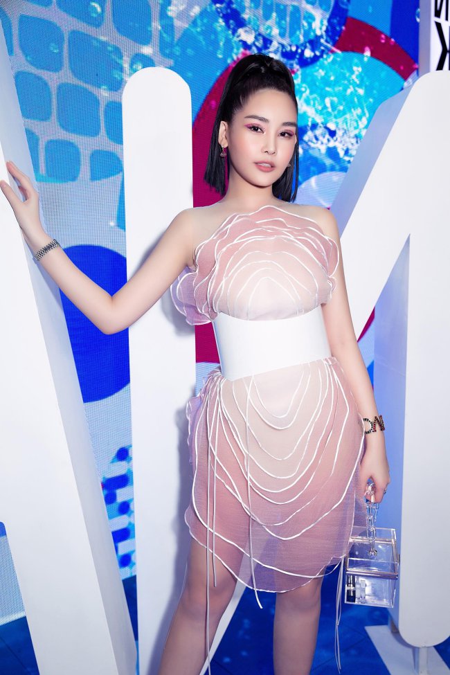 Xuất hiện trên thảm đỏ show diễn thời trang “Vietnam International Fashion Week 2020” ngày 5/12 vừa qua, Lê Âu Ngân Anh gây tranh cãi với hình ảnh bị cho là hớ hênh, để lộ vùng nhạy cảm vòng 1.
