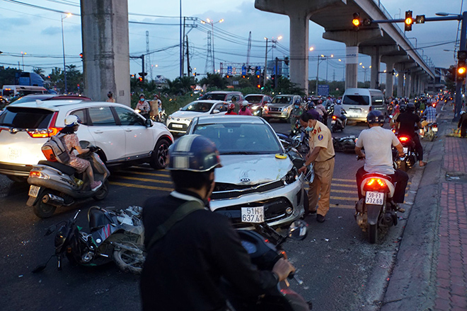 Ô tô húc văng nhiều xe máy ở Sài Gòn, người bị thương gào khóc trên đường - 3