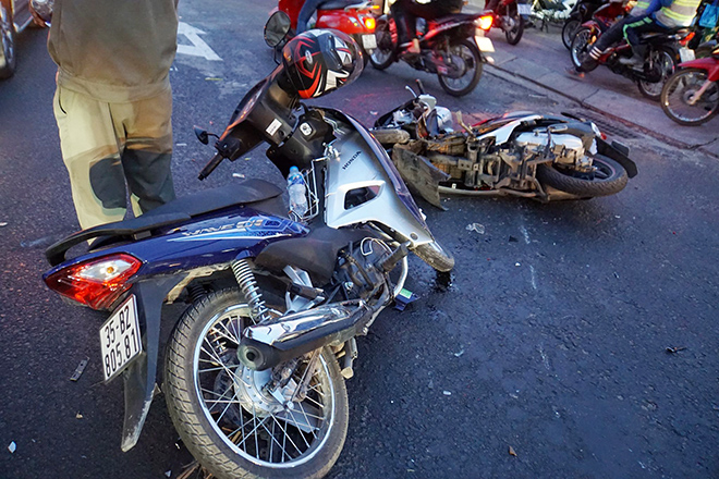 Ô tô húc văng nhiều xe máy ở Sài Gòn, người bị thương gào khóc trên đường - 4