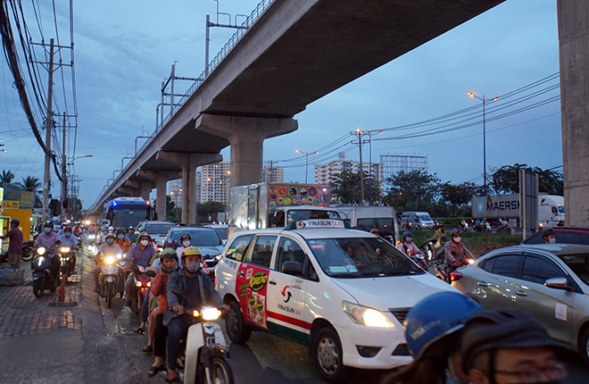 Ô tô húc văng nhiều xe máy ở Sài Gòn, người bị thương gào khóc trên đường - 5