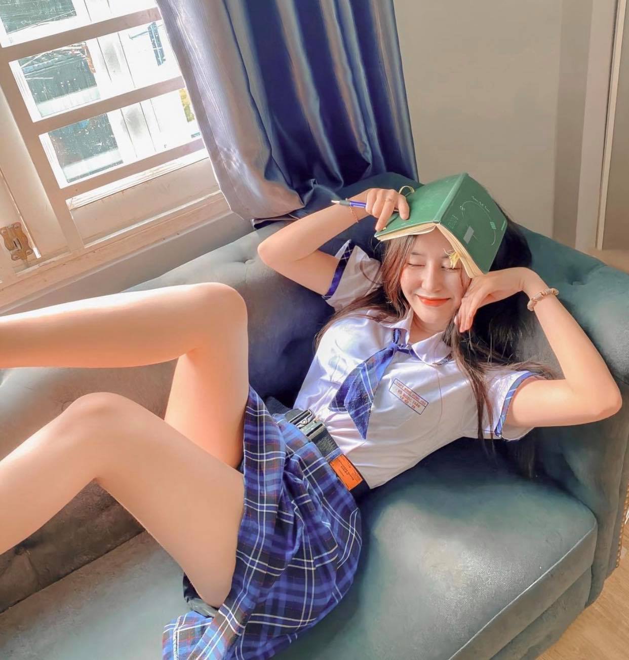 Trào lưu diện váy đồng phục "tai tiếng" của 2 hot girl Việt gây tranh cãi - 4