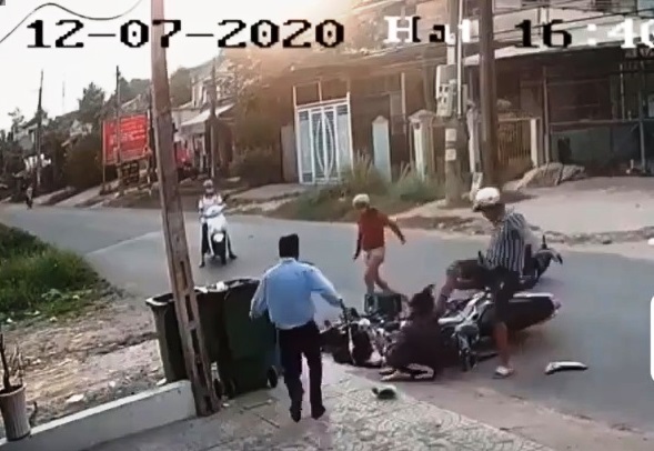 Clip: Người đàn ông hùng hổ đá, vụt vào mặt cô gái sau va chạm giao thông - 2