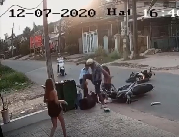 Clip: Người đàn ông hùng hổ đá, vụt vào mặt cô gái sau va chạm giao thông - 3