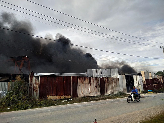 Khói lửa nhấn chìm xưởng sản xuất đồ trang trí Noel ở Sài Gòn - 2