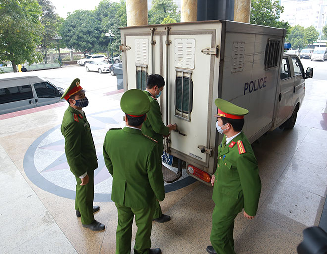 Vụ nâng khống giá máy xét nghiệm COVID-19: Xét xử cựu Giám đốc CDC Hà Nội và đồng phạm - 3