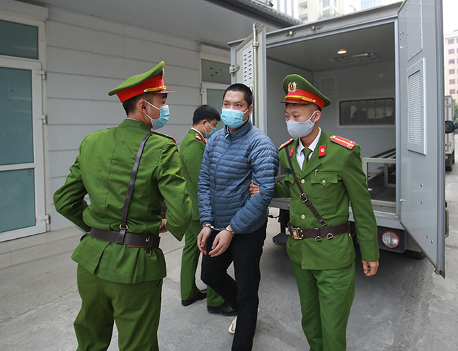 Vụ nâng khống giá máy xét nghiệm COVID-19: Xét xử cựu Giám đốc CDC Hà Nội và đồng phạm - 5