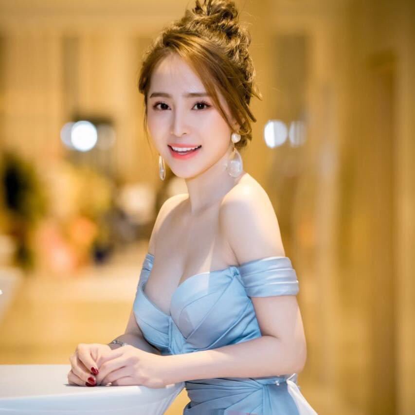 "Tú bà" Quỳnh Nga mặc chiếc áo "tội lỗi", Việt Anh liền bình luận nhạy cảm - 1