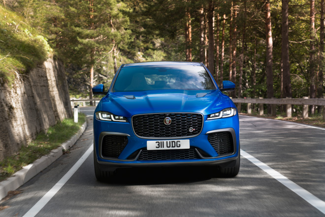 Jaguar nhận cọc xe F-Pace SVR tại Việt Nam, có giá bán hơn 10 tỷ đồng - 1