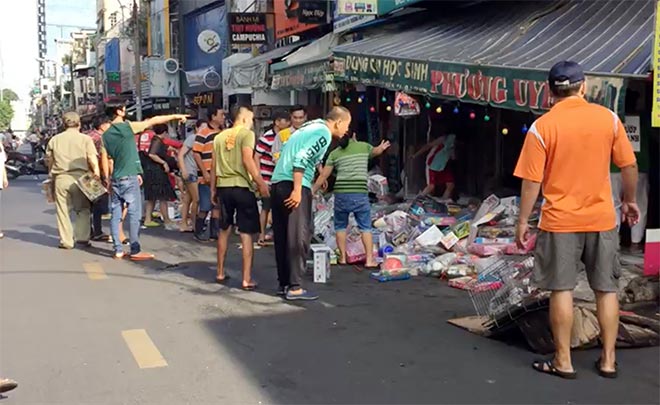 Cháy nhà ở trung tâm Sài Gòn, dân ôm tài sản tháo chạy - 2