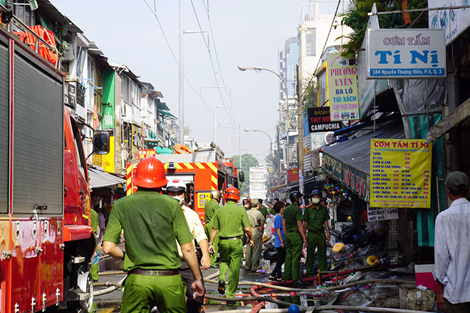 Cháy nhà ở trung tâm Sài Gòn, dân ôm tài sản tháo chạy - 3