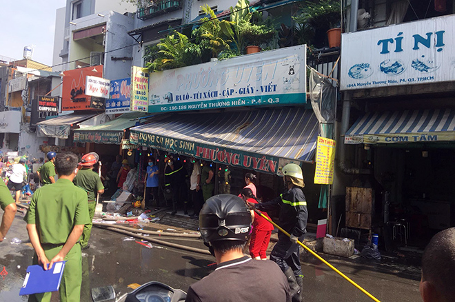 Cháy nhà ở trung tâm Sài Gòn, dân ôm tài sản tháo chạy - 4