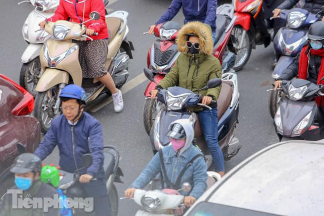 Trời rét đậm đột ngột, người Hà Nội co ro trong nhiều lớp áo - 1