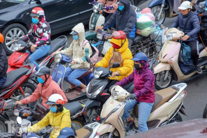 Trời rét đậm đột ngột, người Hà Nội co ro trong nhiều lớp áo - 2