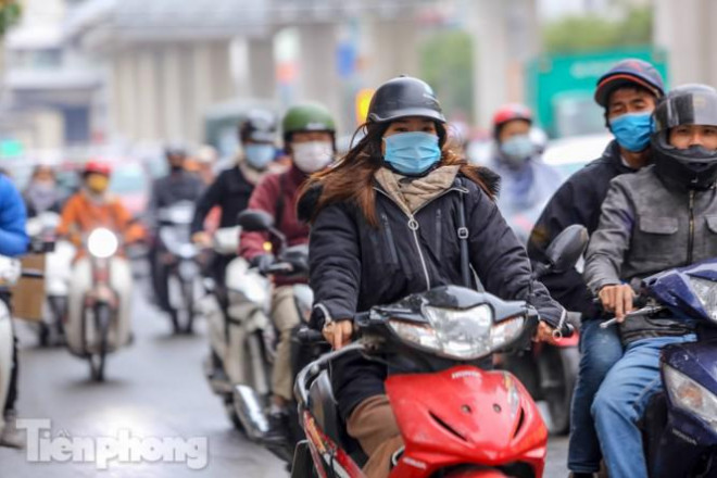 Trời rét đậm đột ngột, người Hà Nội co ro trong nhiều lớp áo - 4