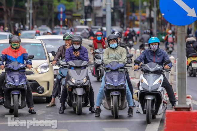 Trời rét đậm đột ngột, người Hà Nội co ro trong nhiều lớp áo - 9