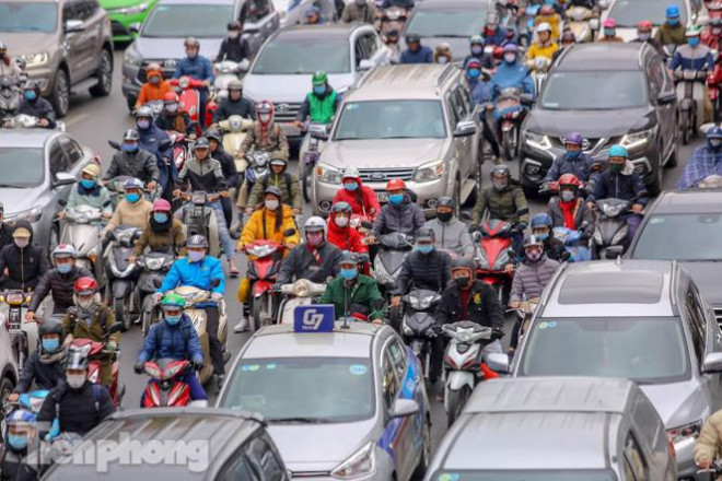 Trời rét đậm đột ngột, người Hà Nội co ro trong nhiều lớp áo - 17