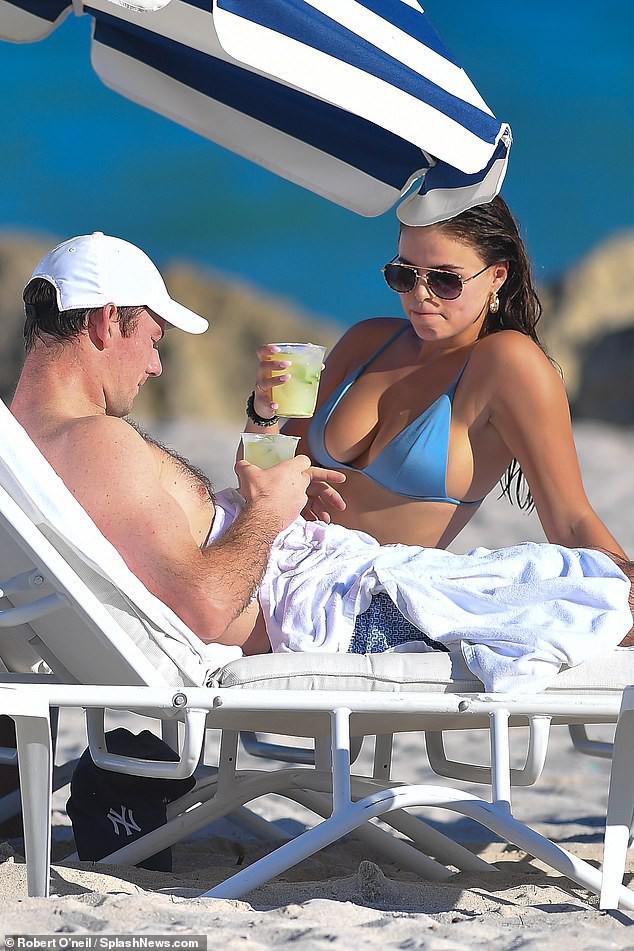 Brooks Nader 'đốt mắt' người nhìn với bikini xanh 'mát mắt' - 1