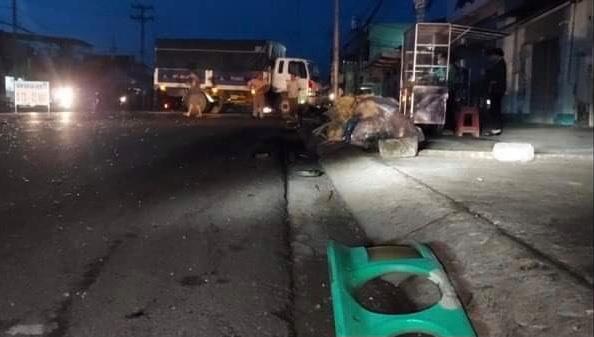 CLIP: Kinh hãi xe khách chở 30 người tông thẳng đuôi xe tải, rồi cắm đầu vào cột điện - 2