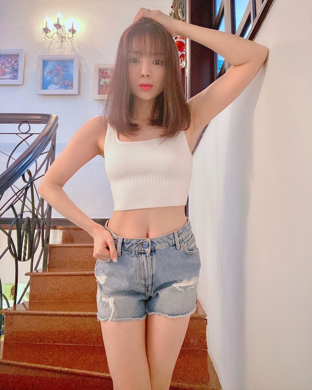 Lệ Quyên khoe chân dài với quần siêu ngắn ở tuổi "dậy thì lần 2" bị dân mạng chê lố - 4