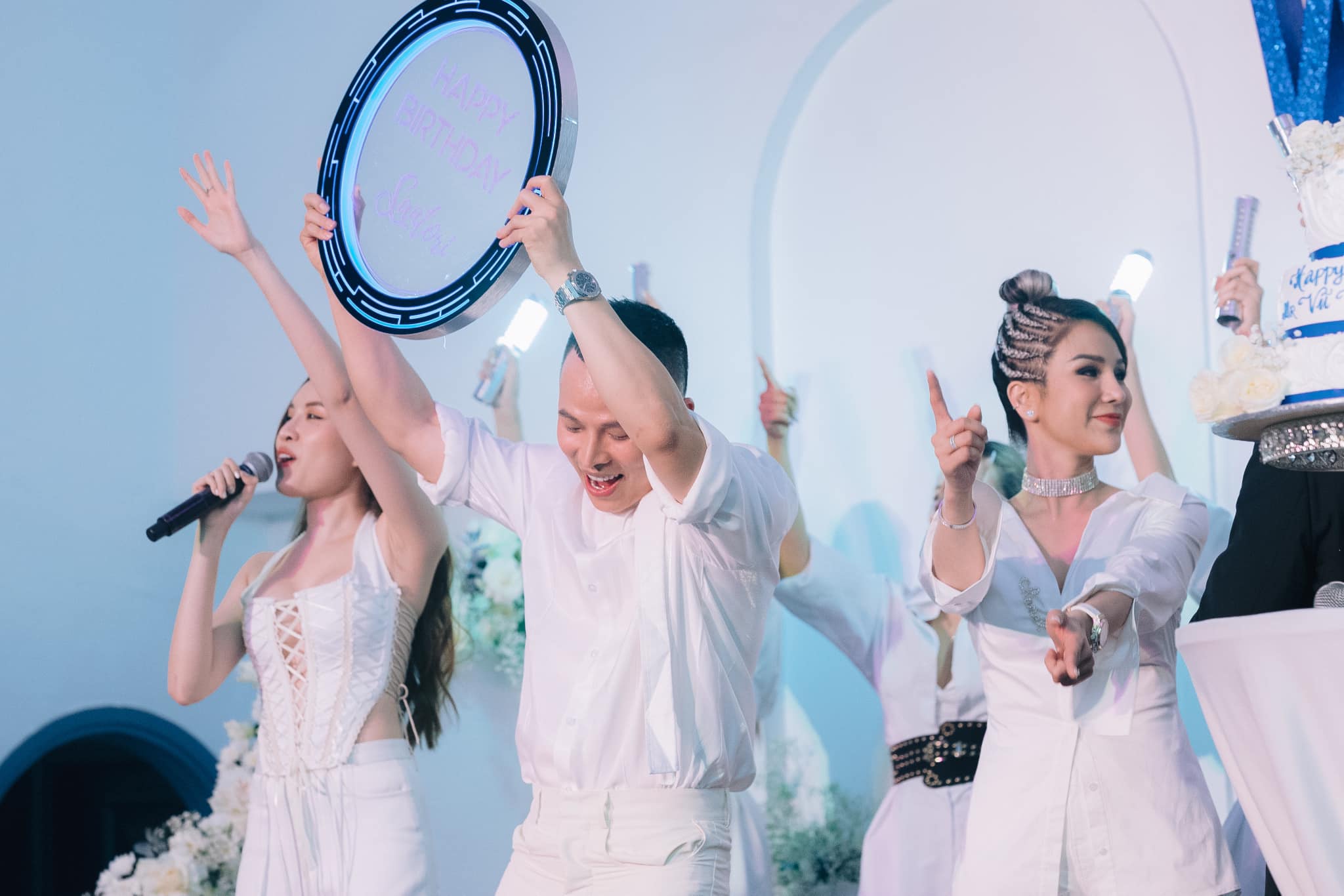 Rộ tin "nữ hoàng nội y" mâu thuẫn với ông bầu Vũ Khắc Tiệp: Sự thật bất ngờ - 1