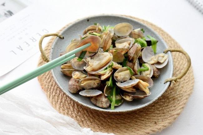 Ngao xào làm đúng các bước này đảm bảo tươi ngon, ngọt như ngoài hàng - 2