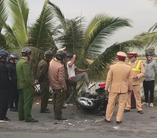 Thanh niên gây tai nạn, đạp xe máy trước mặt CSGT, thách thức “đủ chưa anh” - 2