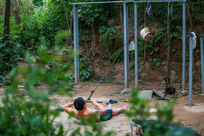 Choáng với cảnh “tắm tiên” ở sông Hồng dưới cái lạnh “thấu xương” - 2