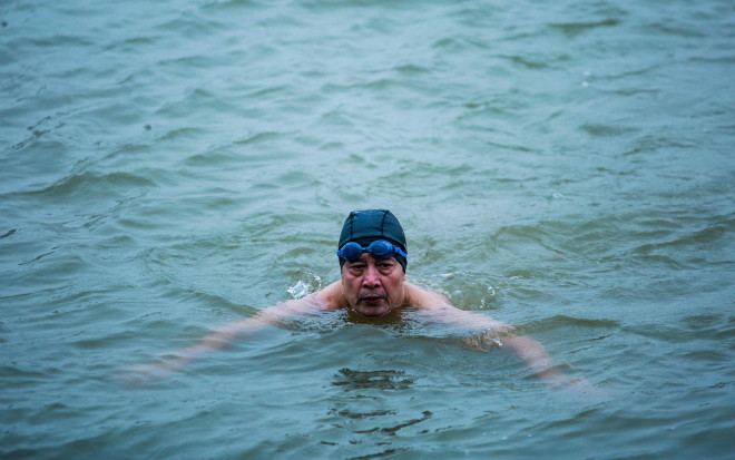 Choáng với cảnh “tắm tiên” ở sông Hồng dưới cái lạnh “thấu xương” - 6